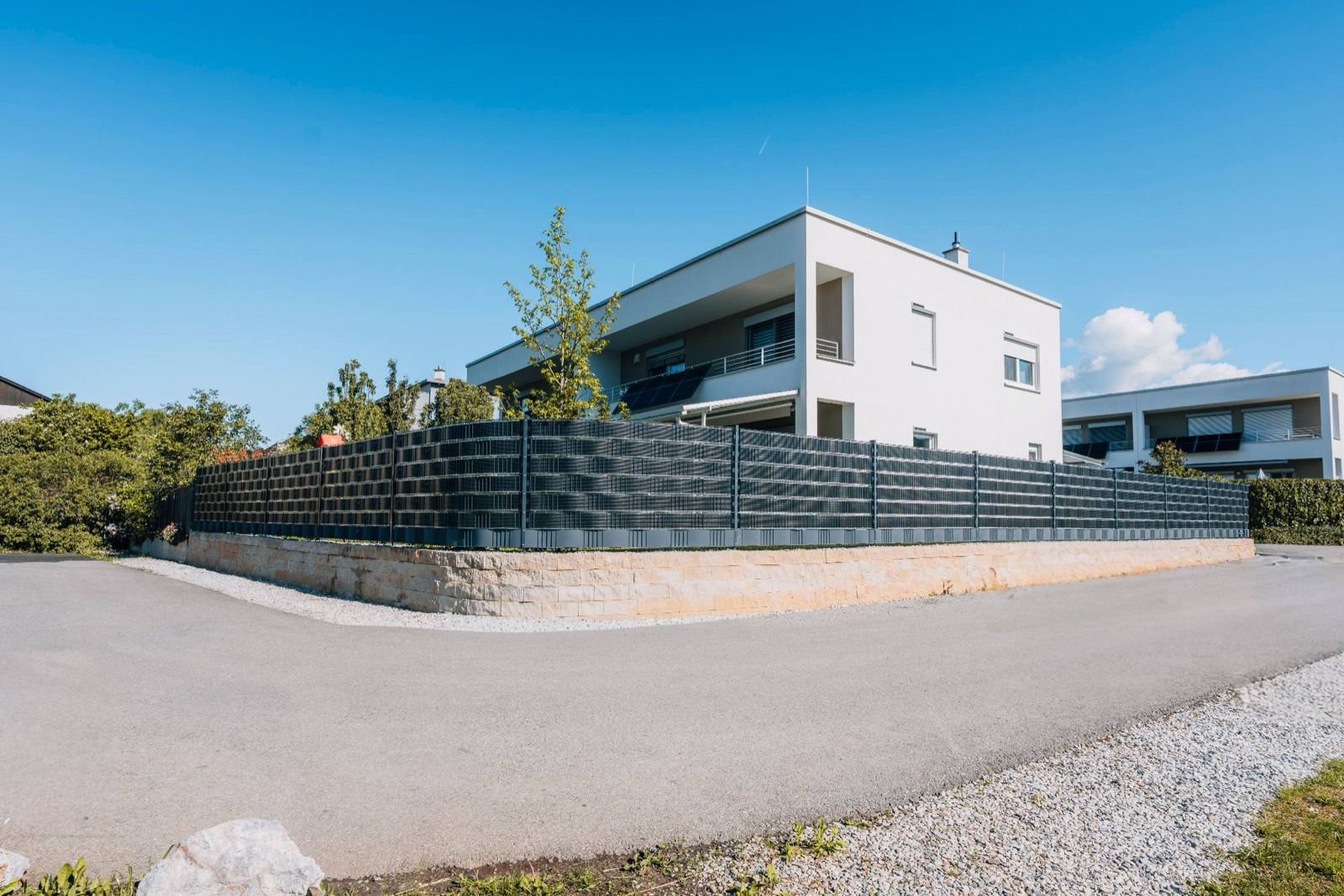 Sunbooster VERTICAL+ Solarzaun mit 14 Feldern im Norden von Graz